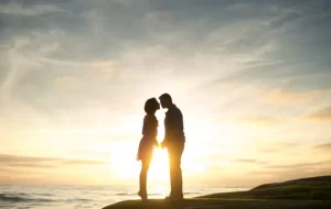 silhouette_of_man_and_woman_about_to_kiss_photo
